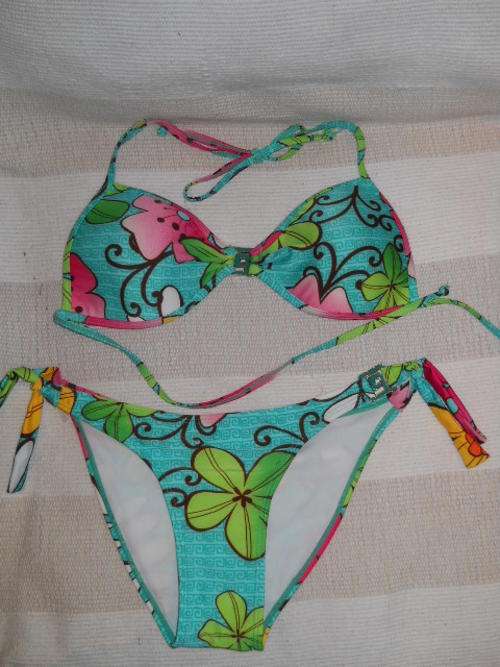 absolutely stunning bikini!! new without tags - M - get ready for summer!!