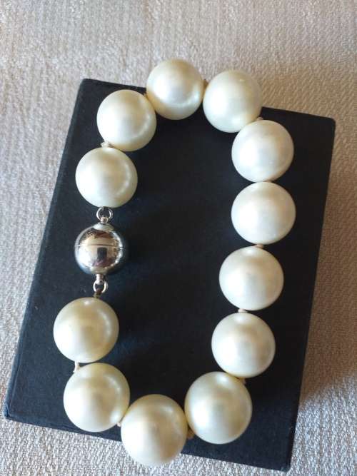 Large High Quality Simulated Pearl Bracelet With Magnetic Clasp