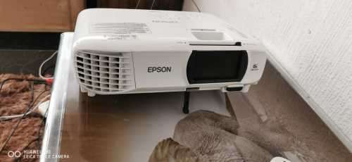 EPSON EH - TW610 FULL HD PROJECTOR ** Grab a Bargain**