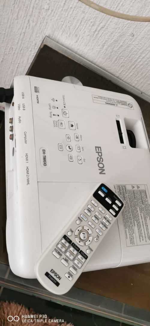 EPSON EH - TW610 FULL HD PROJECTOR ** Grab a Bargain**