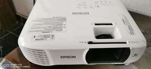 EPSON EH - TW610 FULL HD PROJECTOR ** Grab a Bargain**