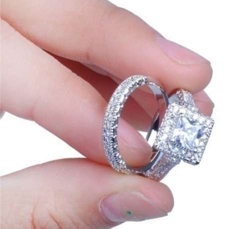 Certified 10 ct white gold ring.