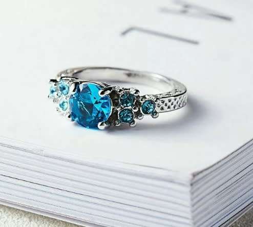 FLAWLESSLY BEAUTIFUL NATURAL AQUAMARINE RING. 18 KT WHITE GOLD RING.