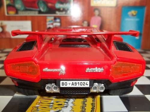 Lamborghini Countach 1:18 by Bburago