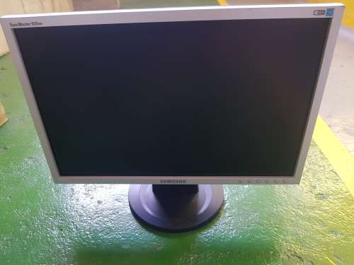 Beautiful SAMSUNG 19" LCD Widescreen