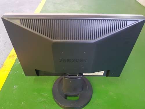 Beautiful SAMSUNG 19" LCD Widescreen