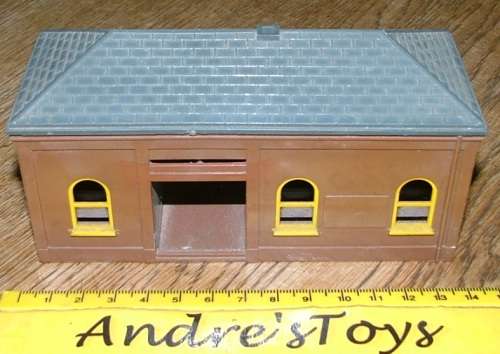 Vintage Triang OO scale building