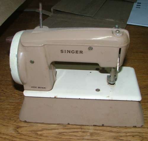 VINTAGE CHILD'S METAL SINGER TOY SEWING MACHINE ~ MADE IN GREAT BRITAIN ~ RARE
