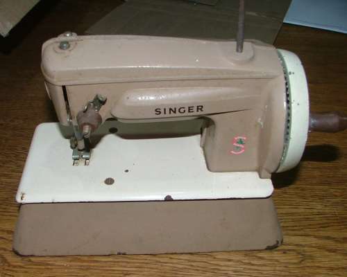 VINTAGE CHILD'S METAL SINGER TOY SEWING MACHINE ~ MADE IN GREAT BRITAIN ~ RARE