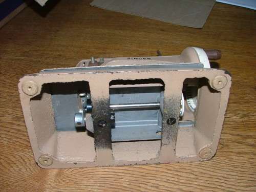 VINTAGE CHILD'S METAL SINGER TOY SEWING MACHINE ~ MADE IN GREAT BRITAIN ~ RARE