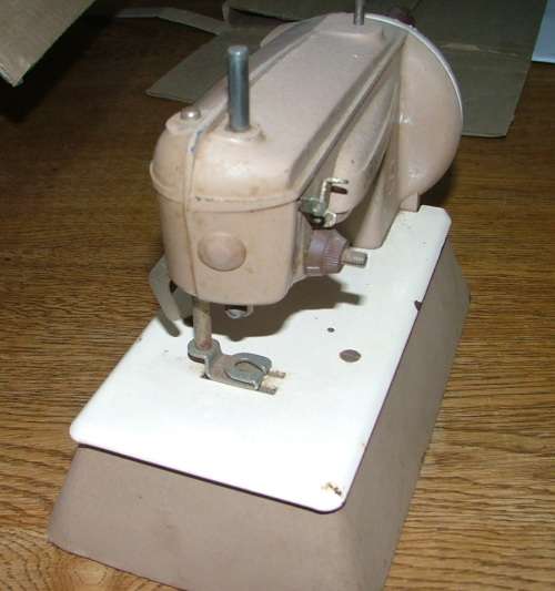 VINTAGE CHILD'S METAL SINGER TOY SEWING MACHINE ~ MADE IN GREAT BRITAIN ~ RARE