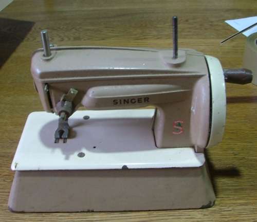 VINTAGE CHILD'S METAL SINGER TOY SEWING MACHINE ~ MADE IN GREAT BRITAIN ~ RARE