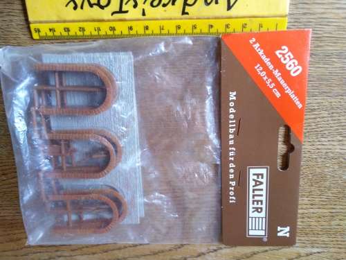 Model train ~ Faller N gauge retainer wall 2560