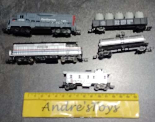 Model train ~ N Scale - Dummy Loco and couches ~ Loose some wheels missing