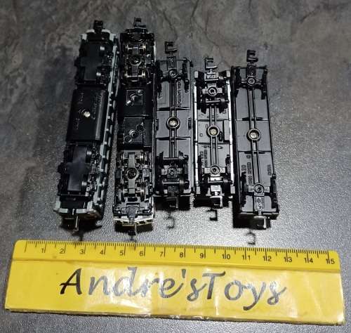 Model train ~ N Scale - Dummy Loco and couches ~ Loose some wheels missing