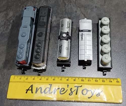 Model train ~ N Scale - Dummy Loco and couches ~ Loose some wheels missing