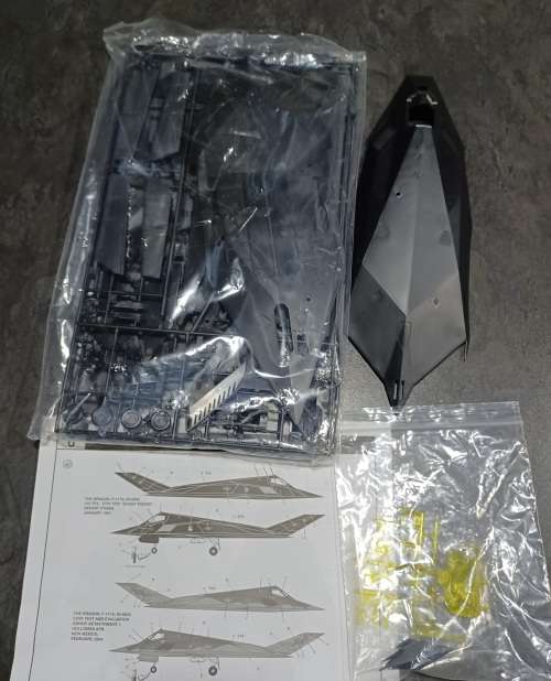Revell ~ kit 5848 ~  F-117A Nighthawk - No Box but like new