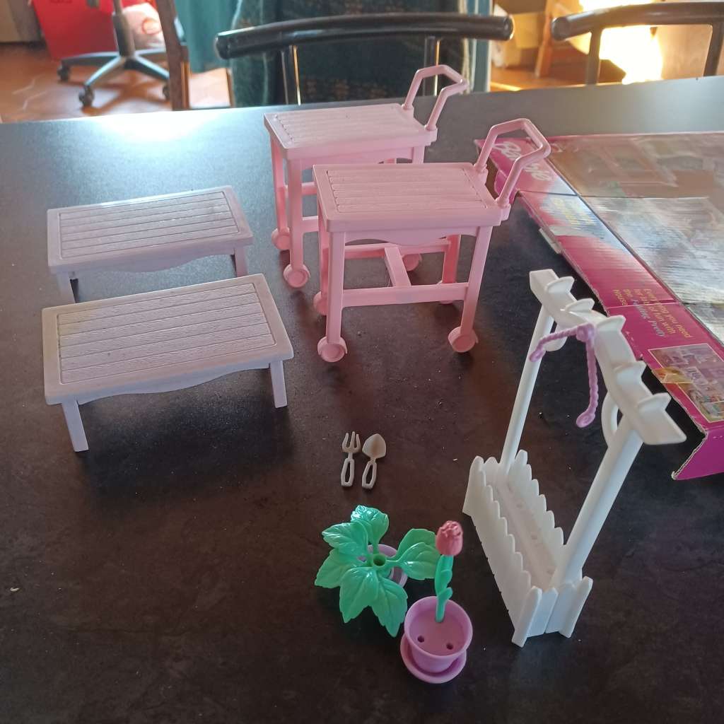 Vintage Barbie - 1997 FLOWER GARDEN PLAYSET (incomplete)