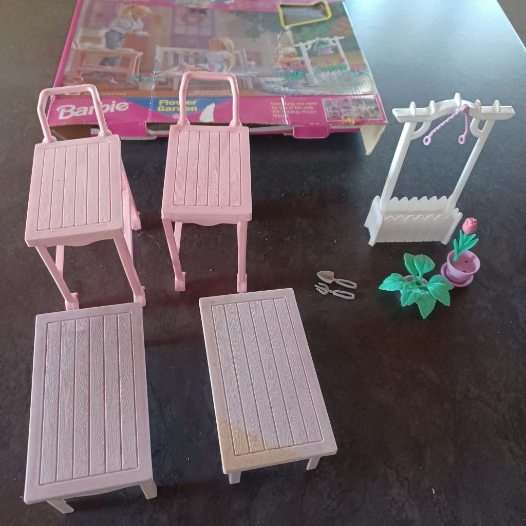 Vintage Barbie - 1997 FLOWER GARDEN PLAYSET (incomplete)