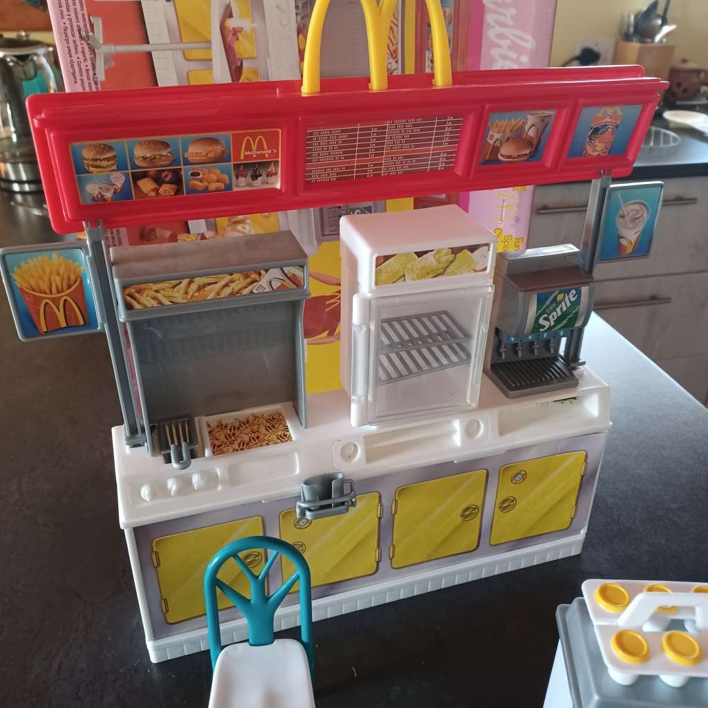 Vintage Barbie - 2000 Barbie McDonald`s Fun Time Restaurant Playset