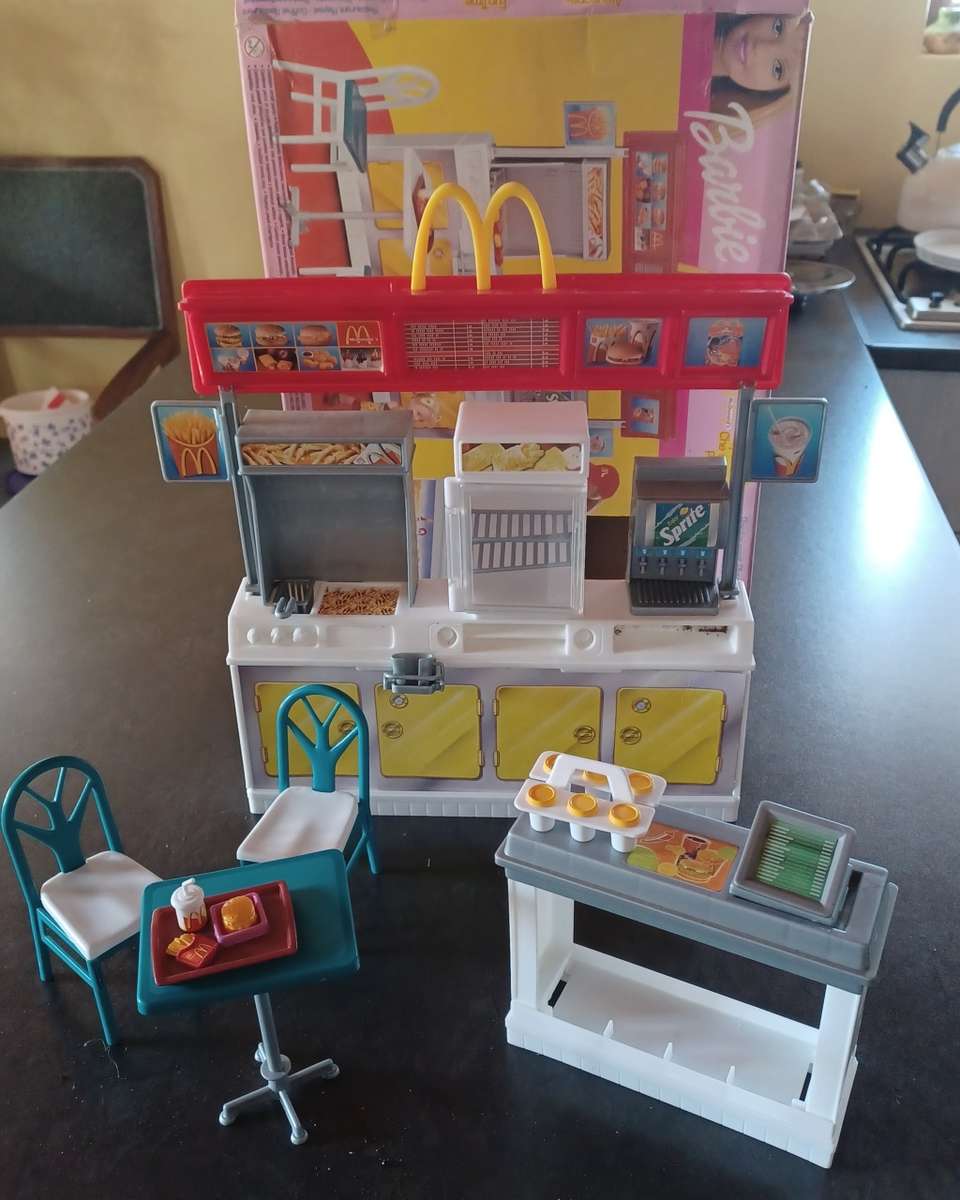 Vintage Barbie - 2000 Barbie McDonald`s Fun Time Restaurant Playset