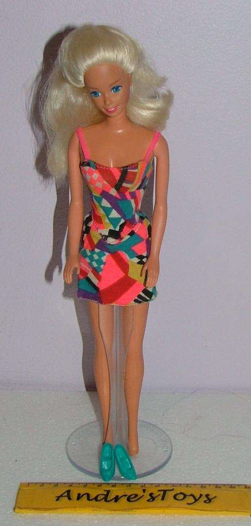 Barbie Doll: Blonde Orginal Barbie clothes ( STAND NOT INCLUDED)