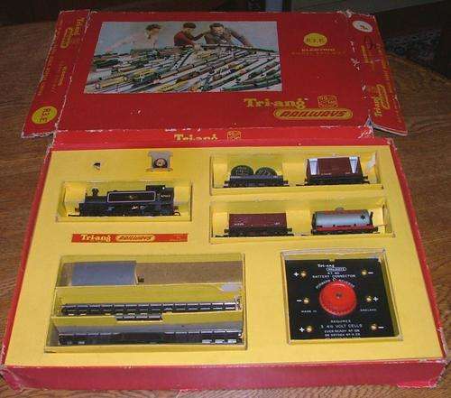 OO Gauge ~ Triang ~ Boxed Set ~ R3.E ~ Loco & wagons