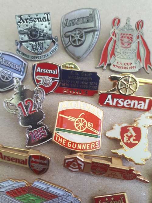 Arsenal Football Club Collectors Pin Badges (21 Enamel) and 10 Button badges