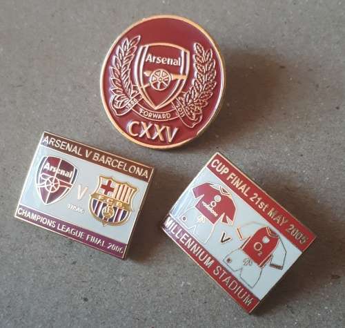 Arsenal Football Club Collectors Pin Badges (21 Enamel) and 10 Button badges