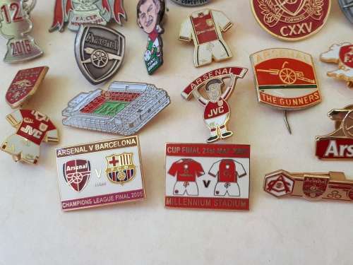 Arsenal Football Club Collectors Pin Badges (21 Enamel) and 10 Button badges