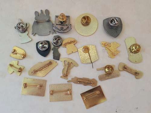 Arsenal Football Club Collectors Pin Badges (21 Enamel) and 10 Button badges