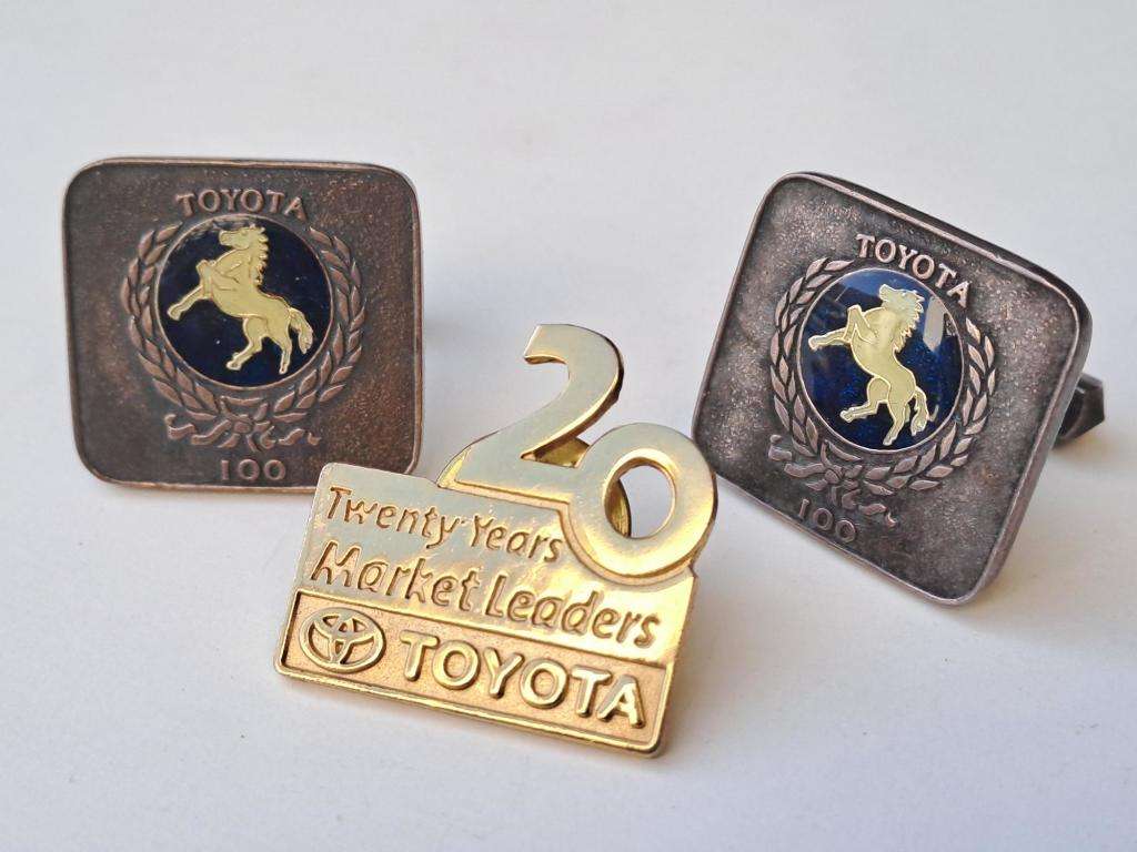 Toyota SA  Rare South African Toyota prancing horse cufflinks plus a 1981 20th Anniversary badge