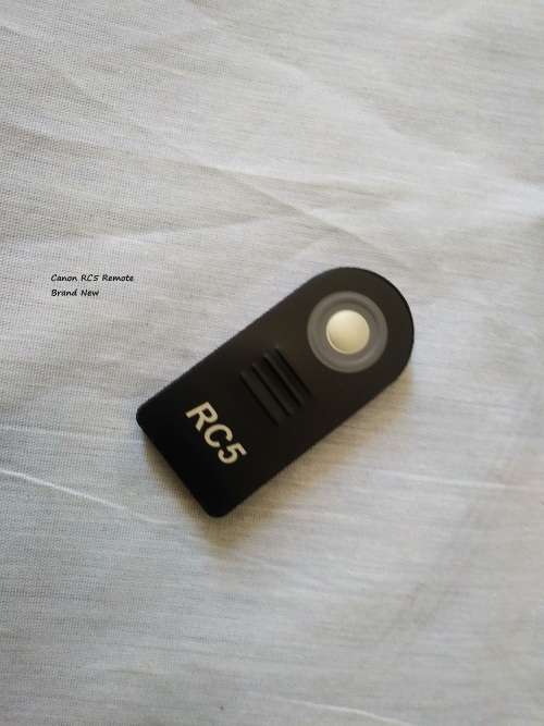 Canon 7D DSLR Body only with Battery Grip. 3 x Battery chargers and 8 x LP-E6 Battries. Extras.