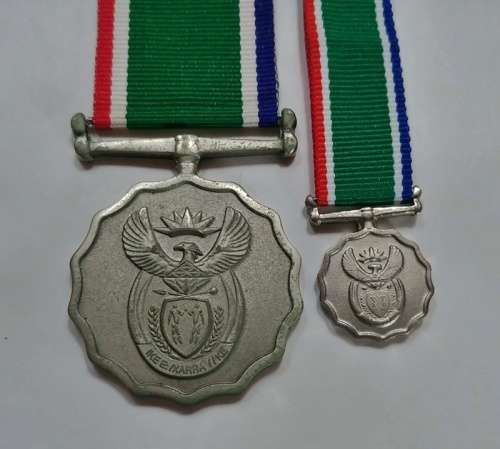 ## Long Service/Vir Troue Diens Medal - Full Size No 18759 with Miniature ##