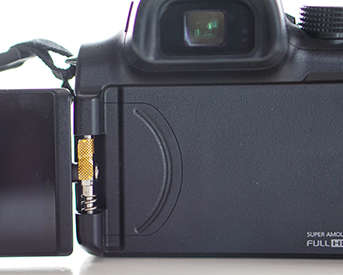Samsung NX30 Mirrorless Camera + 30mm f/2 lens. Boxed. 4 Batteries and External Charger.