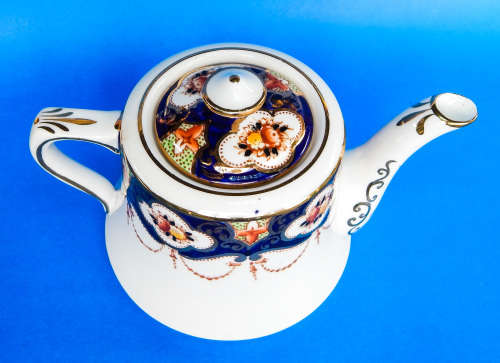 Royal Albert Crown China  " Un-Named Imari Pattern #657 " RARE Small Teapot -1925-1927