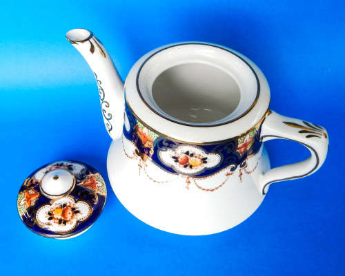 Royal Albert Crown China  " Un-Named Imari Pattern #657 " RARE Small Teapot -1925-1927