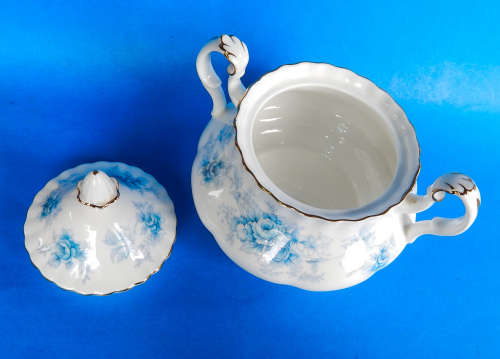 Royal Albert " Windsor Rose " Two Handled Lidded Sugar Bowl - Made In England