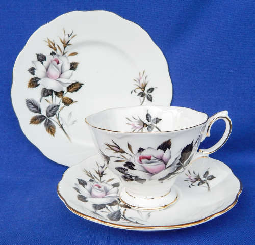 Royal Albert " Queen's Messenger " Trio - Made In England
