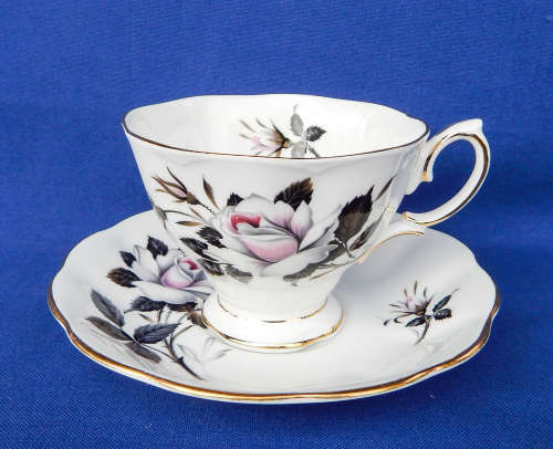 Royal Albert " Queen's Messenger " Trio - Made In England