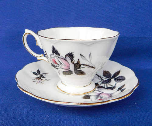 Royal Albert " Queen's Messenger " Trio - Made In England
