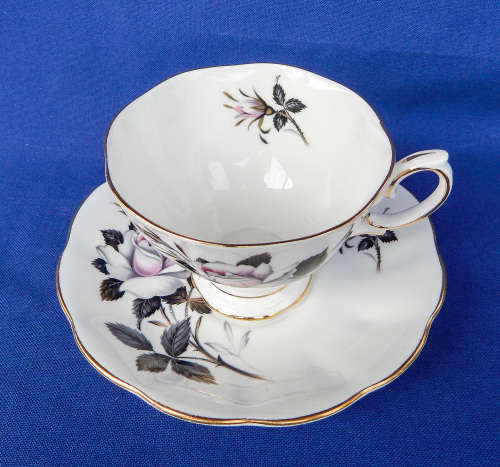 Royal Albert " Queen's Messenger " Trio - Made In England