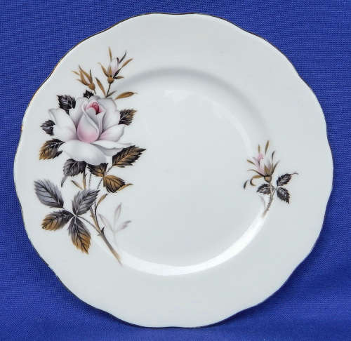 Royal Albert " Queen's Messenger " Trio - Made In England