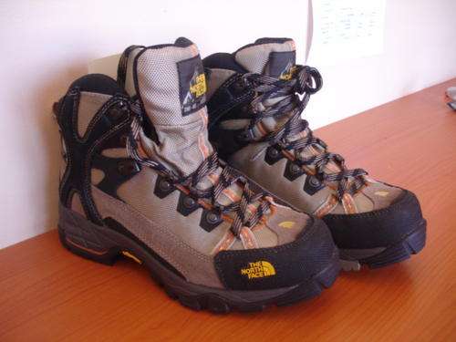 The North Face Dhaulagiri GTX Hiking Boot (Size 7)