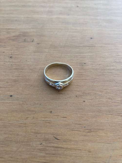 Beautiful Genuine 9ct Gold Ring Up For Grabs!! ***CRAZY R1 START***