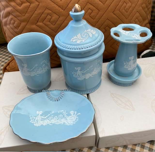 BEAUTIFUL VINTAGE BLUE BATHROOM SET