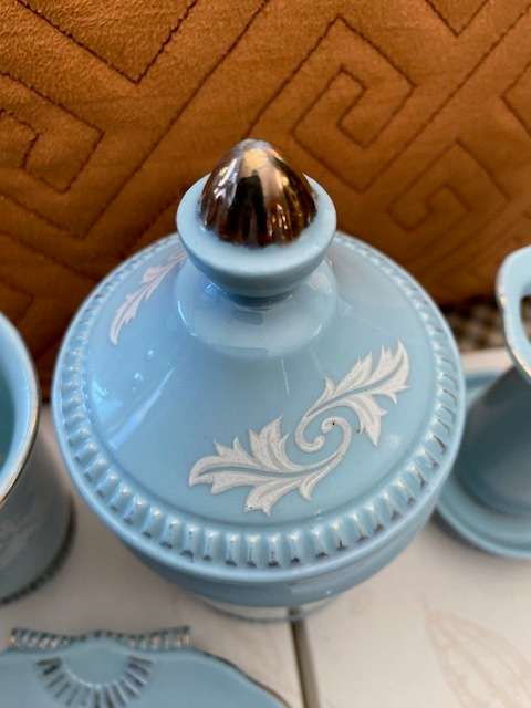 BEAUTIFUL VINTAGE BLUE BATHROOM SET