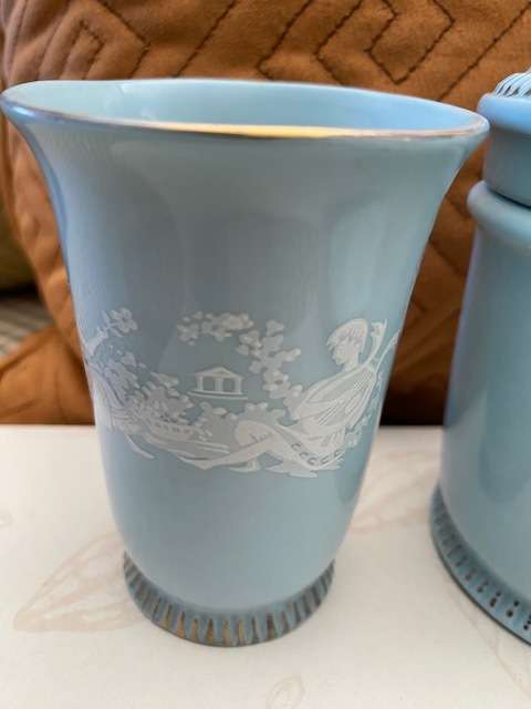 BEAUTIFUL VINTAGE BLUE BATHROOM SET