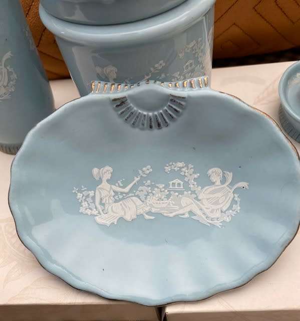 BEAUTIFUL VINTAGE BLUE BATHROOM SET