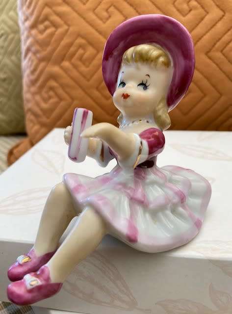 BEAUTIFUL VINTAGE PORCELAIN SHELF SITTER